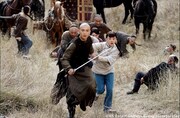 実際に髪を剃り、辮髪姿で沈星移を演じたチェン・シャオ（陳暁 / 中央）。彼は中国ドラマ「大生意人～大商人への道～」でも辮髪姿を披露している