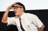 ポーズに余念がない甘利田幸男（演：市原隼人）