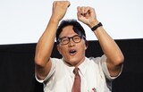 沖縄風のダンスも繰り出した甘利田幸男（演：市原隼人）