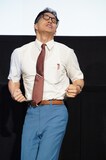 踊る甘利田幸男（演：市原隼人）の全身