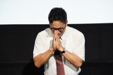 「いただきます」と手を合わせる甘利田幸男（演：市原隼人）