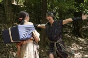 「真田十勇士 SHADOWS OF THE TEN NINJA」より、岩本照演じる猿飛佐助（右）