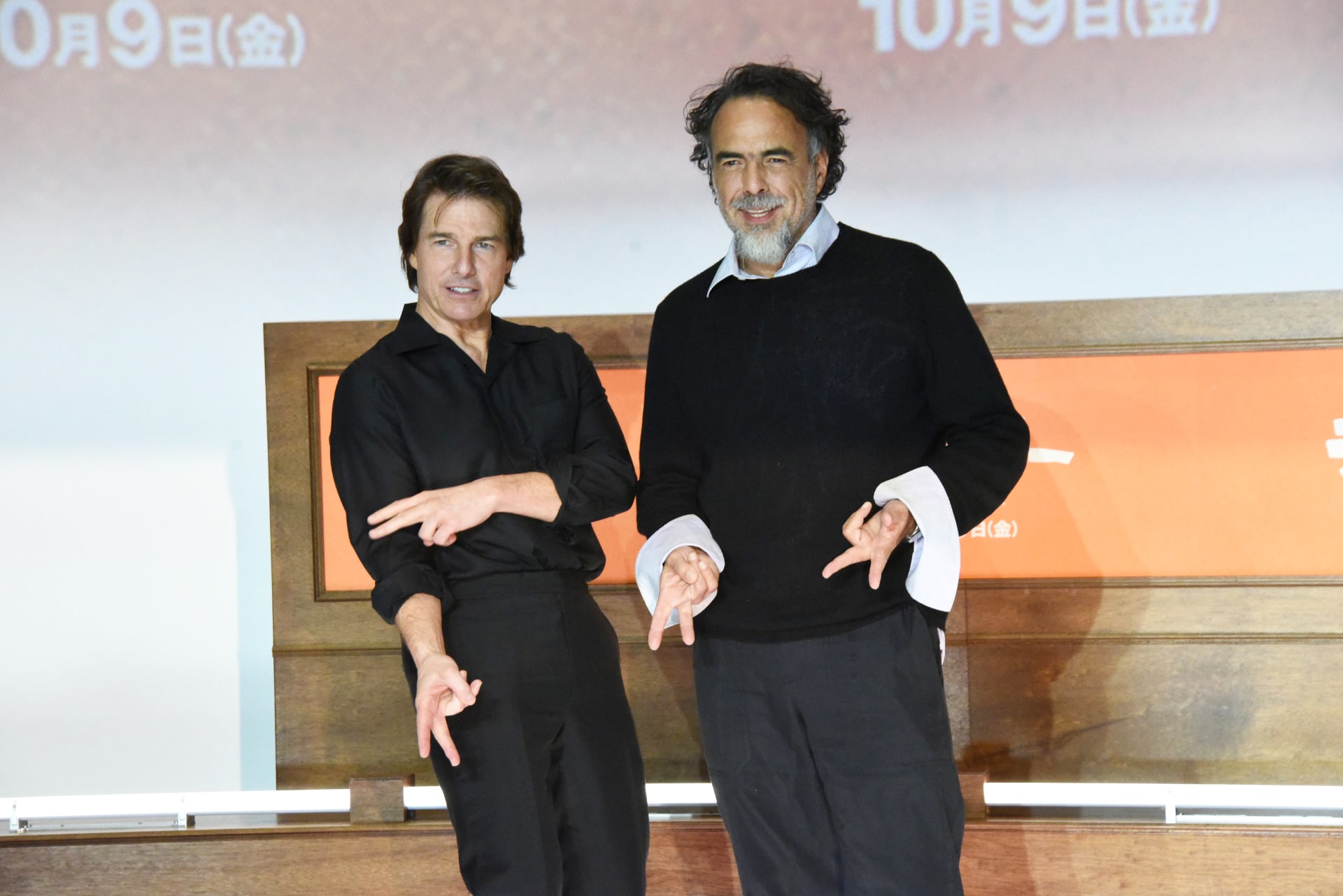 トム・クルーズが主演作「DIGGER／ディガー」引っさげ来日、ギャルピースも披露