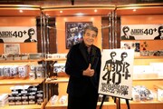 「ABDK40＋」こと「あぶない刑事40周年プロジェクト」キックオフイベントに参加した舘ひろし。ポップアップショップでグッズを見て回り、サインも残した