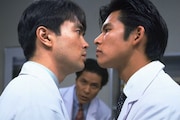 「振り返れば奴がいる」場面写真。対照的な信念を持つ天才外科医・司馬江太郎（演：織田裕二 / 右）とアメリカ帰りの外科医・石川玄（演：石黒賢 / 左）が激しく対立しながら関わりを深めていく