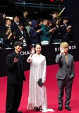 第31回釜山国際映画祭でレッドカーペットを歩く黒木華（中央）、橋本淳（左）、加藤拓也（右）