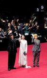 第31回釜山国際映画祭でレッドカーペットを歩く黒木華（中央）、橋本淳（左）、加藤拓也（右）