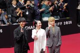 第31回釜山国際映画祭でレッドカーペットを歩く黒木華（中央）、橋本淳（左）、加藤拓也（右）
