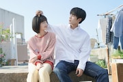ディン・ユーシー（丁禹兮）と共演した中国ドラマ「長楽曲～白い愛、黒い罪～」などで知られるドン・エンシー（鄧恩熙 / 左）。「二択の初恋」では、タイプの異なる2人の男性から愛情を注がれる天真らんまんなヒロインを演じた