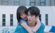 中国ドラマ「二択の初恋」より、ドン・エンシー（鄧恩熙）演じるルー・ミアオ（左）、ジャン・リンホー（張凌赫）演じるジアン・ハオユエ（右）。劇中では、彼らの甘酸っぱい青春と温かな家族の絆が描かれる