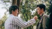 「黒夜告白-18年の迷宮-」より、パン・ユエミン（潘粤明）演じるベテラン刑事ホー・ユエンハン（左）、ワン・ホーディー（王鶴棣）演じる新人刑事ラン・ファンシュー（右）。2人はタッグを組み不可解な失踪事件を追うことになる