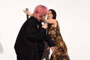 「マッチング TRUE LOVE」大ヒット御礼舞台挨拶の様子。「ソフィリア」ミュージッククリップで披露したコンテンポラリーダンスの一部を再現する土屋太鳳（右）と佐久間大介（左）