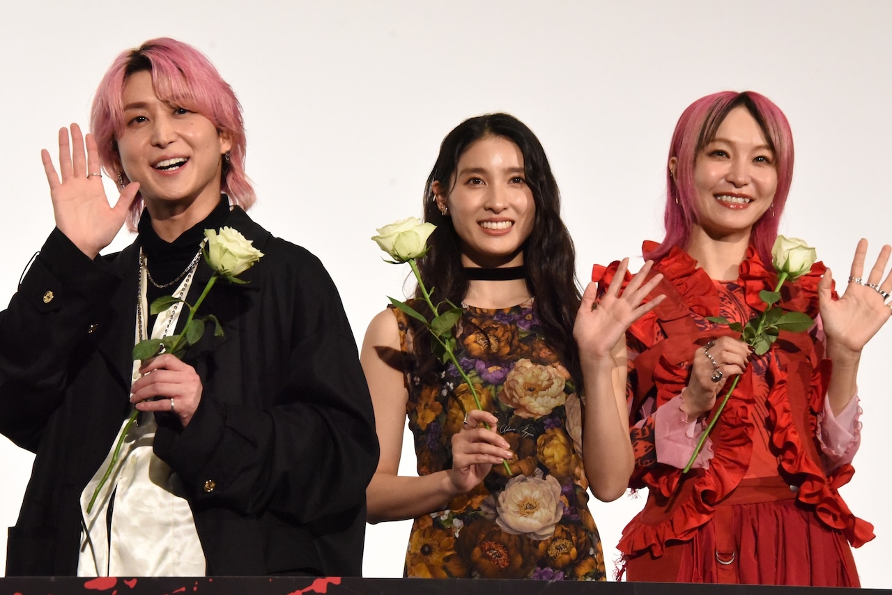 「マッチング TRUE LOVE」大ヒット御礼舞台挨拶の様子。左から佐久間大介（Snow Man）、土屋太鳳、LiSA
