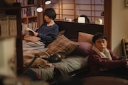 「男ともだち」第2夜・富山を捉えた場面写真。松岡茉優演じる神名（左）と成田凌演じるハセオ（右）が、ハセオが暮らす部屋で大晦日の夜をともに過ごしている様子