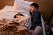「男ともだち」第3夜・広島を捉えた場面写真。同じベッドに横たわっていても、恋人同士でも家族でもない神名（演：松岡茉優）とハセオ（演：成田凌）