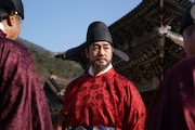映画「王と生きる男」新場面写真より、王追放の首謀者であるハン・ミョンフェ（ユ・ジテ）