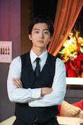 ドラマ「ヒマチの嬢王」伊藤健太郎演じるジュンのキャラクタービジュアル。彼は地元であるヒマチで夢だった店長としてキャバクラ「バードレディ」を経営しているが、店は赤字で借金を抱えている