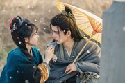 異例のヒットを果たした中国ドラマ「逐玉：翡翠の君」より、ティエン・シーウェイ（田曦薇）演じる樊長玉（左）、ジャン・リンホー（張凌赫）演じる謝征（右）。日本国内のテレビ放送およびパッケージ商品のセル・レンタルをエスピーオーが展開することが明らかになった