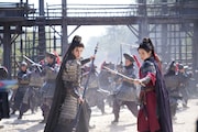 中国ドラマ「逐玉：翡翠の君」より、ジャン・リンホー演じる謝征（左）、ティエン・シーウェイ（田曦薇）演じる樊長玉（右）。それぞれの目的のために偽りの結婚をした2人だったが、その関係はやがて真実の愛へと変わっていく