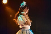 映画「てんてん ずっと独身でいるつもり？」より、森香澄扮するヤマダミサキの半地下アイドル時代の姿