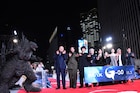 「ゴジラ-0.0」神木隆之介、浜辺美波らがレッドカーペットに集結！ゴジラ像と記念撮影