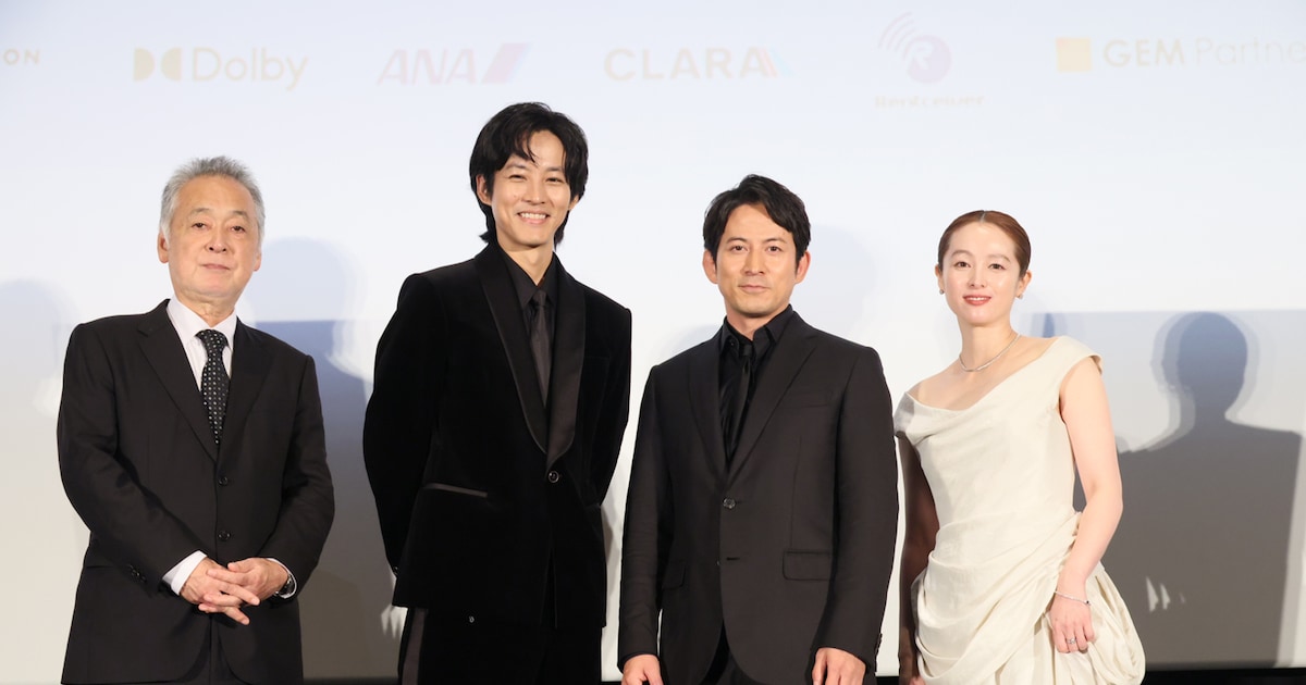 映画「SUKIYAKI」岡田准一が“ピアノの先生”だった母への思い語る、松坂桃李は驚嘆