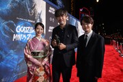 「ゴジラ-0.0」LAプレミアのレッドカーペットに参加した神木隆之介（右）、浜辺美波（左）、山崎貴（中央）