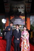 「ゴジラ-0.0」LAプレミアのレッドカーペットに参加した神木隆之介（中央）、浜辺美波（右）、山崎貴（左）