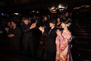 「ゴジラ-0.0」LAプレミアより、スタンディングオベーションを受ける神木隆之介（中央）、浜辺美波（右）、山崎貴（左）