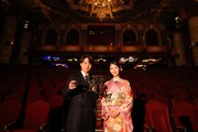 「ゴジラ-0.0」LAプレミアの会場であるTCL・チャイニーズ・シアターを訪れた神木隆之介（左）、浜辺美波（右）