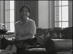 テレビCMのワンシーンから。CM曲「手と手　手と手」は今のところ発売未定で、CMでのみ聴くことができる。