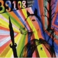 最新アルバム「39108」も通常盤の他に、初回限定盤やライブDVD付きプレミア盤の3種類が用意され、ファンを驚かせた。