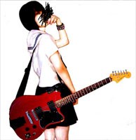 皆さんの気持ちはわかりますが、ライブ中のカメラや携帯電話による撮影はライブの妨げになるので禁止だそうです。