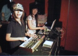 シンセと詩吟ボーカルによる異色ユニット、neohachi。