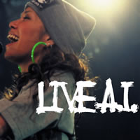 日本武道館が歓喜に包まれた一瞬！といった雰囲気のジャケット写真。