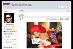 VERBALのブログには「もう一人います」との記述があり、「シークレット"Loves"」はソロアーティストであるものと思われる。