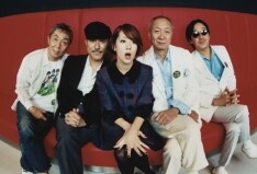 本日のライブはもちろん全席ソールドアウト。チケットを入手できなかったファンはライブアルバムと映画をお楽しみに。