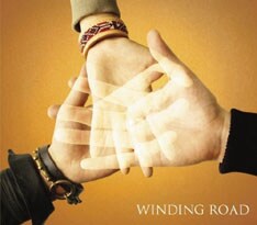 絢香とのコラボシングル「WINDING ROAD」が大ヒット中のコブクロ。当日はどの曲を演奏してくれるか楽しみだ。