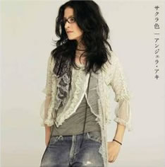 今週リリースしたばかりのニューシングル「サクラ色」。彼女のもとにも幸せな春が訪れたようだ。