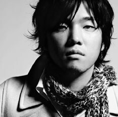 昨年の「オーガスタキャンプ」でオープニングアクトを務めて注目を浴びた秦基博もミニアルバム「僕らをつなぐもの」をひっさげて出演。