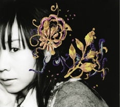 独特の雰囲気をたたえた2ndシングル「にちよ待ち」では、作詞・作曲・編曲をすべて担当。