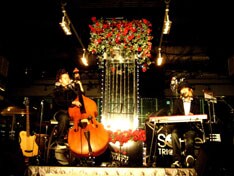 ホワイトデーを彩るオシャレなライブを披露した2人。5月からはエイジアエンジニアとのジョイントツアーも行う予定。