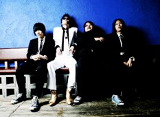 オフィシャルサイトに掲載されている新生キンブラのアーティスト写真。3人編成に慣れていたファンには新鮮に映るかもしれない。