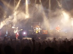 ホールならではのステージを展開したキャプスト。今度は至近距離で楽しむライブハウスツアーで、彼らの魅力をダイレクトに感じてみよう。