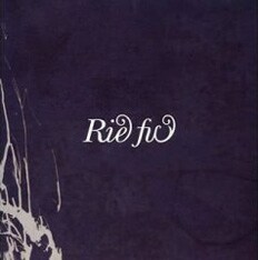 2004年にリリースされたデビューシングル「Rie who!?」。「ツキノウエ」は3曲目に収録。