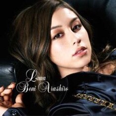 2月28日にリリースされたシングル「Luna」もアルバムに収録。