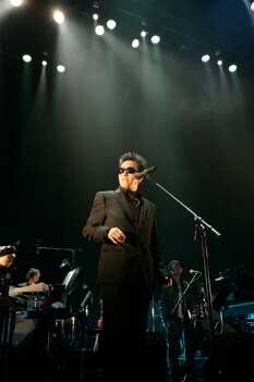 短髪に黒のスーツで決めた岡村靖幸。これを機にぜひ本格的にシーンに復帰してほしいところだ。