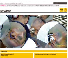 イベントオフィシャルサイトのトップには、BEASTIE BOYSらと並んでCORNELIUSの写真が大きく掲載されている。