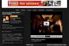 デザインも黒を基調にカスタマイズされている「THE OFFICIAL DOUBLE MUSIC VIDEO CHANNEL」トップページ。