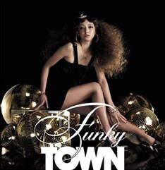 4月4日発売のニューシングル「FUNKY TOWN」。購入者には先着特典としてオリジナルのミラーボール・キーホルダーがプレゼントされる。